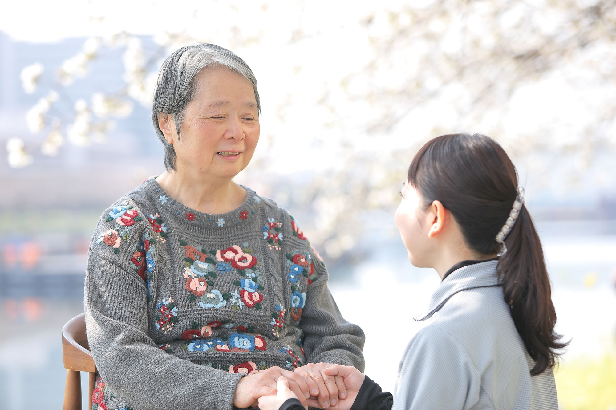 手を握りながら対話するスタッフと高齢女性